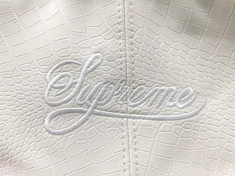 Chaqueta Supreme x Nike Varsity Blanca