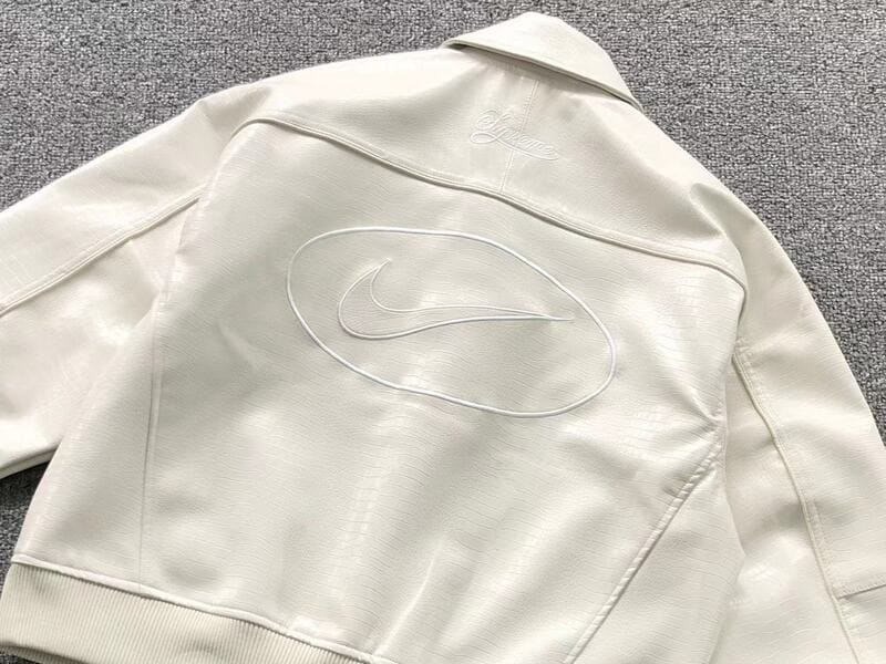 Chaqueta Supreme x Nike Varsity Blanca