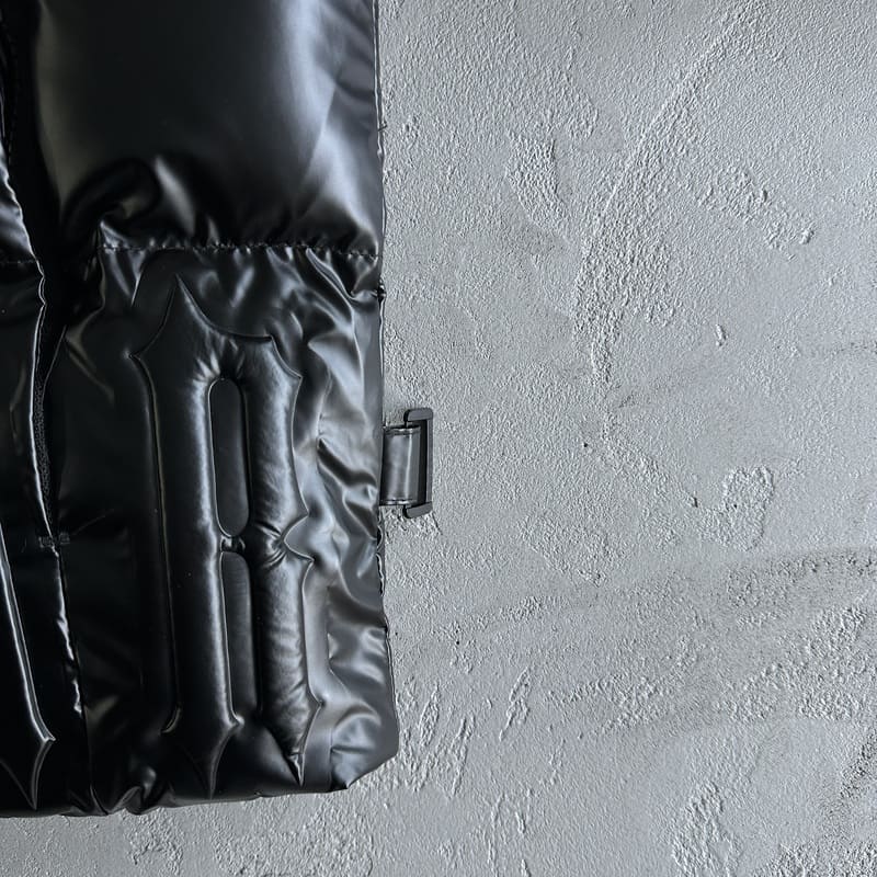 Chaqueta Trapstar Irongate Embossed Puffer Negra